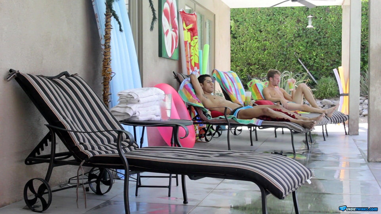 Undie twinks: Genießen sie einen großen schwanz am pool