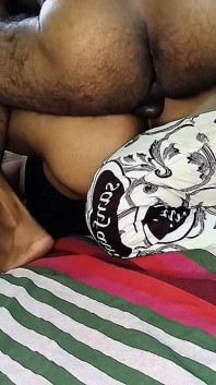 Komşu Sri Lankalı şişman edepsiz üvey anne ile göt sikişi, domaltmalı anal, göt masajı ve göt yalama ev yapımı video