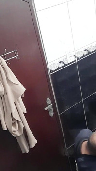 Er lud ein, das lesbische lutschen und ficken in der Bar-Badezimmer zu filmen.