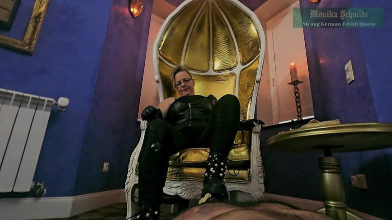 Strict Senz: Monika Schmidt Menghancurkan Makanan Meludah Sepatu Bot Menyembahan Penghinaan Verbal