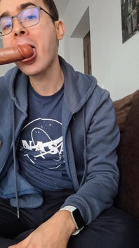 Je te suce la bite jusqu’à ce que tu éjacules dans ma bouche, gode