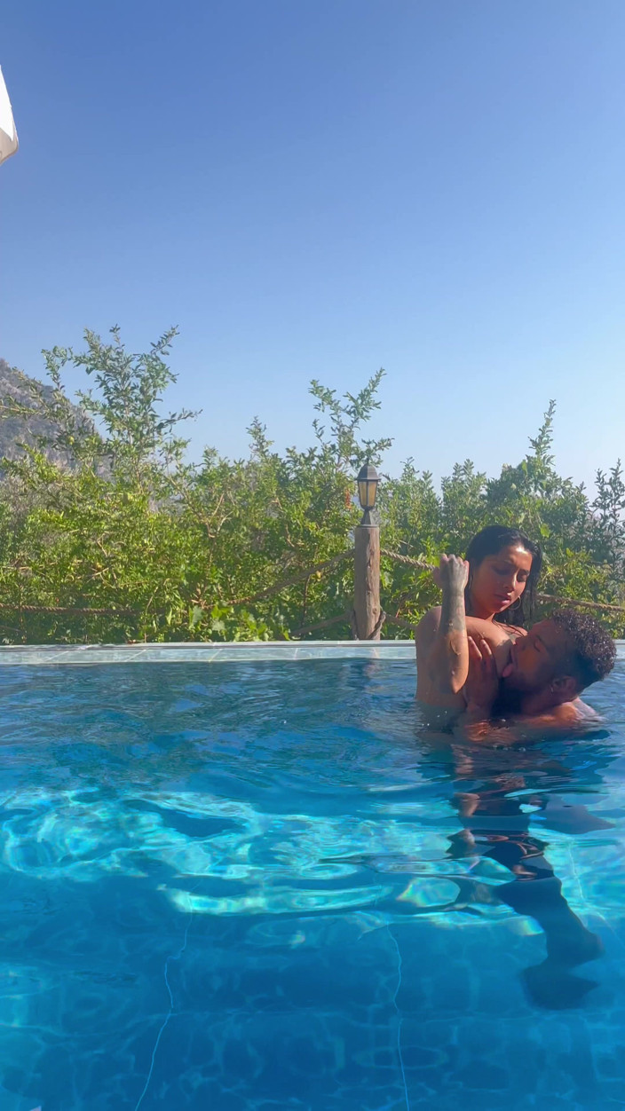 Yasmina Khan: プールで巨大なペニスを持つ夫に浮気すること ヤスミナ・カーン