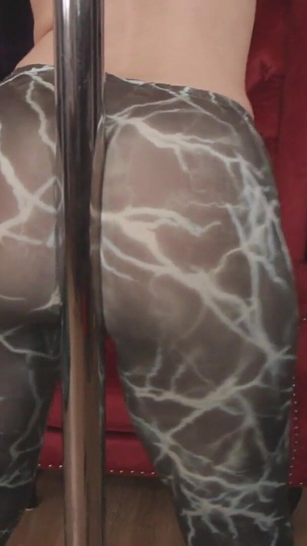 Sinn Sage: Obcisłe spodnie Big Butt featuring Sinn Sage