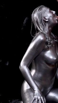 Toàn thân màu bạc bodypaint thổi kèn & đụ