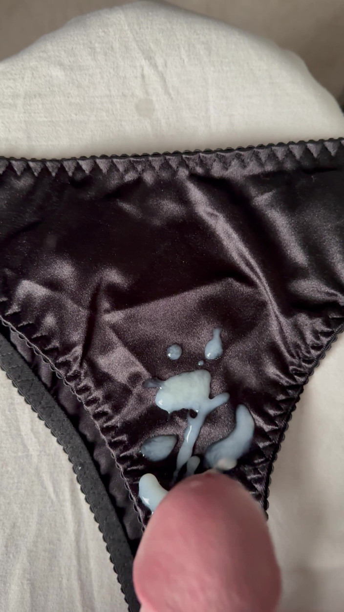 CumDaily: 妻のパンティに射精 17