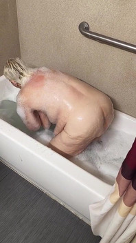 Frecher bubbler bekommt seifig in der wanne masturbiert ihre muschi, die sie reibt