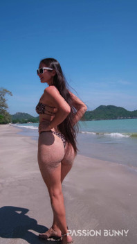 Bellezza Che Balla in Pubblico Sulla Spiaggia in Bikini