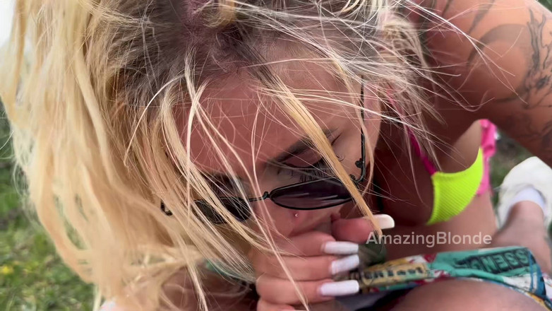 Amazing Blonde: 美しい女の自家製フェラチオ