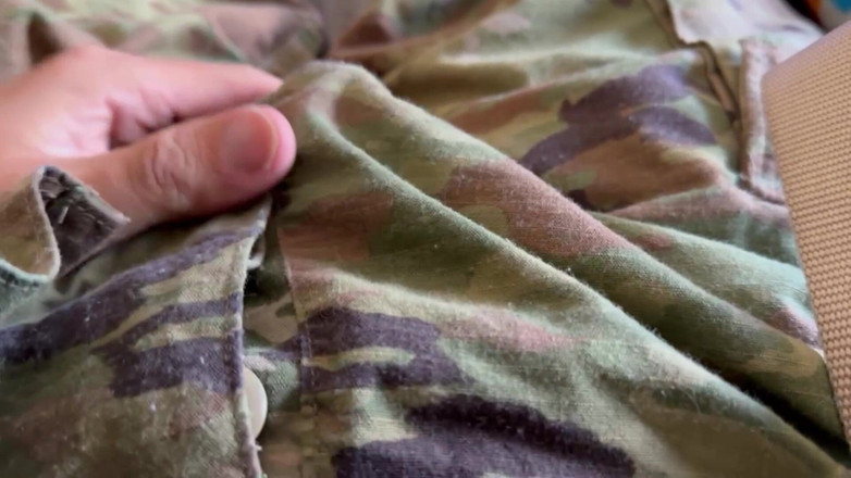 Gay Soldier Stuff: 穿着黑色袜子赤脚穿着我的制服撸管！