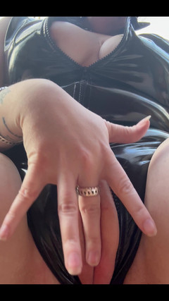 Naughty Mila: 我喜欢乳胶的感觉。让我湿了