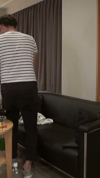 Een koppelwisseling vindt plaats in een andere kamer, een getrouwde vrouw die zich stevig vastklampt aan een man die ze nog nooit eerder heeft gezien.