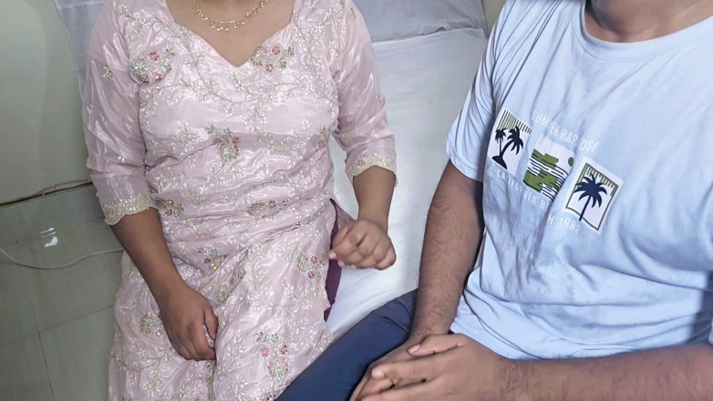 sweetpriya01: زوجي في الخارج، لذلك تعرضت للنيك من قبل عامل توصيل