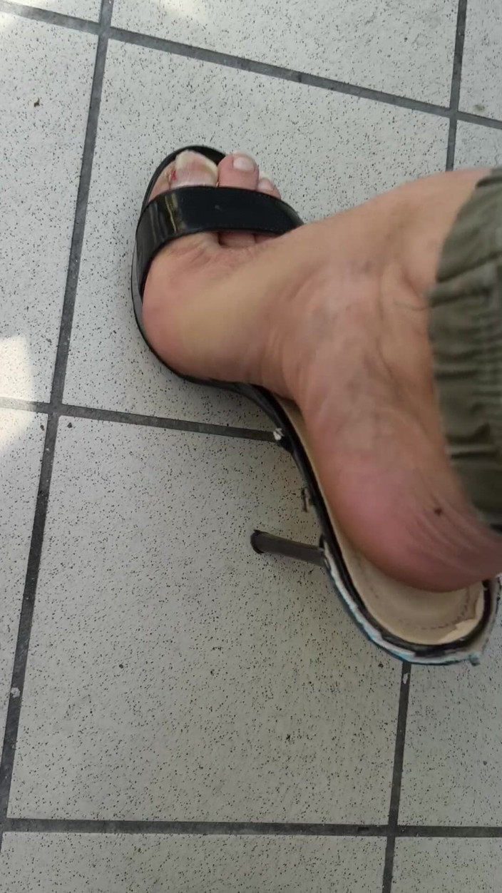 Mutsakin: Tocuri și picioare foarte sexy