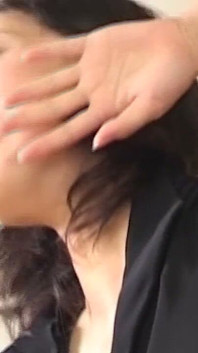 Zralá brunetka MILF si užívá vášnivé uctívání podpaží