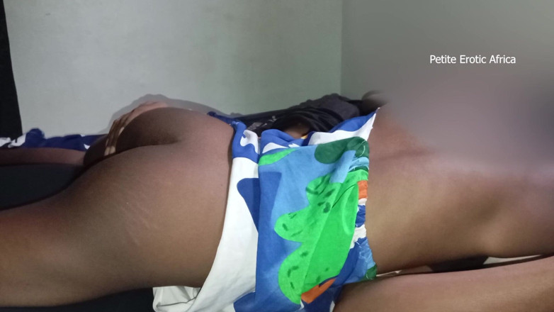 Petite Erotic Africa: Umgekehrte missionarsstellung mit dünn dem mädchen
