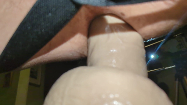 HungBareBackRabbit: Pantatku dientot pakai dildo ukuran raksasa dengan gerakan slow mo