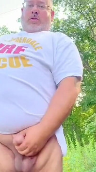 継父の消防士は、私が彼を射精させるのをビデオに撮っている間、楽しんでいます