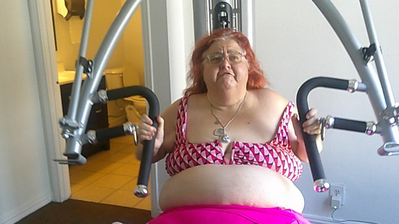 BBW nurse Vicki adventures with friends: Mare frumoasa asistenta Vicki este exercitarea în sala de sport partea 1