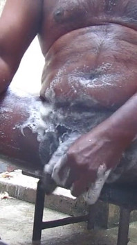 Maduro hombre caliente bañándose y borrando pelos de polla