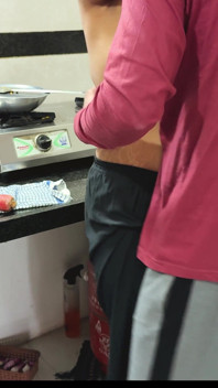 Komal a fost rugat să facă budincă de morcovi și s-a distrat de minune.