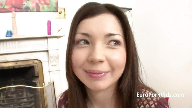 European fresh porn: 見栄えの良いブルネットがポルノでデビュー