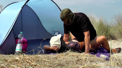 Cumdrinking Wife: Zalana przez wielu nieznajomych na plaży