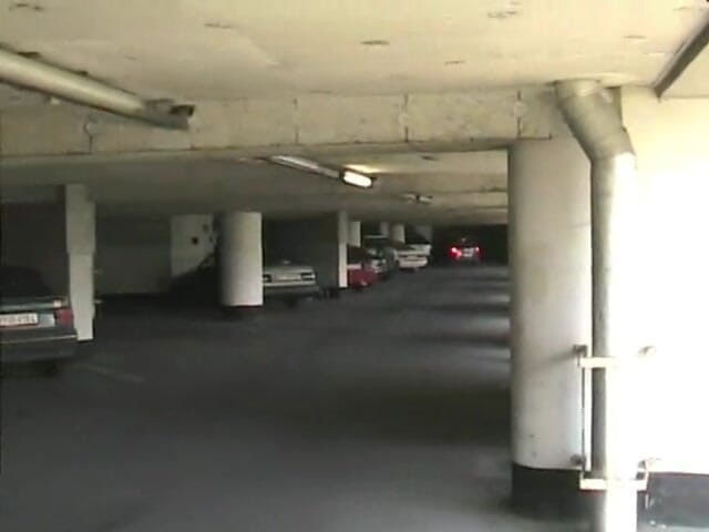 Femdom Austria: Meando en un estacionamiento