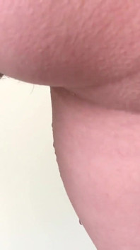 후배위 섹스. 질싸를 밀어. 후배위처럼 오줌 싸기. 클로즈업