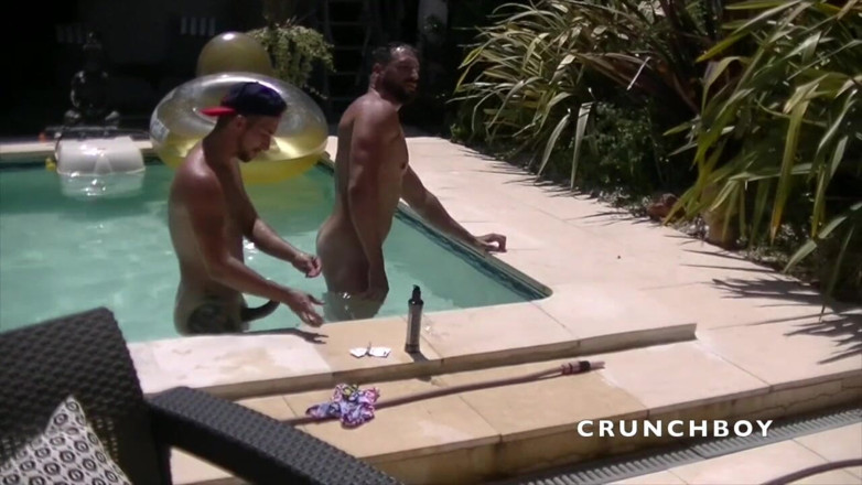 BAREBACK AND CREAMPIE CLUB: Enzo scopata senza preservativo in piscina da un cazzo xxl