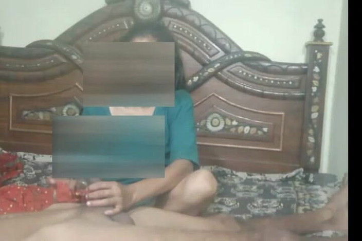 Tarelgc: Gadis hot india lagi asik nyepong kontol teman laki-lakinya dan...
