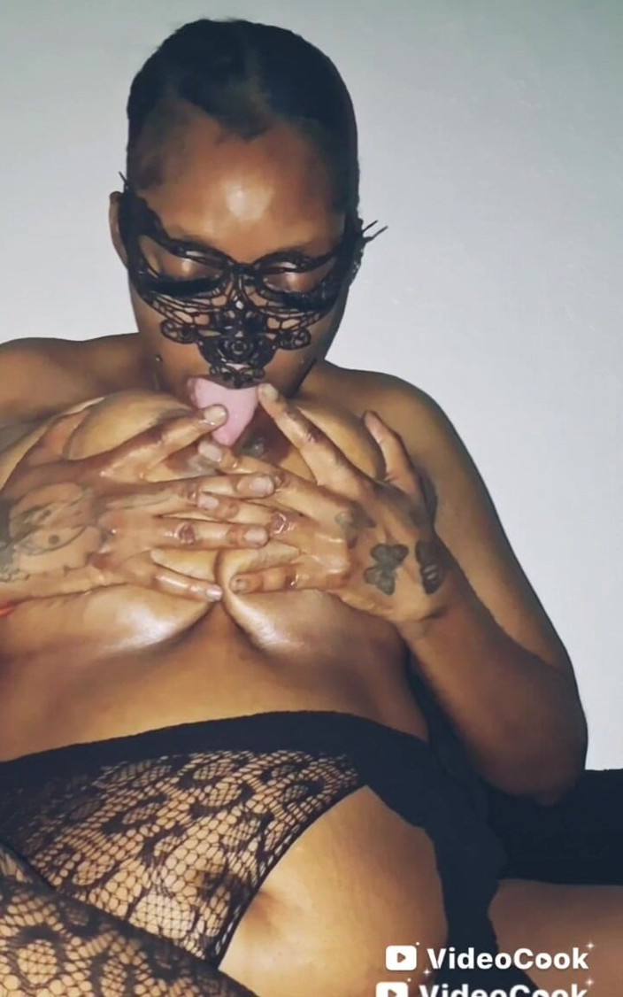 Lola Tha Pink Bunny: Huilage De La Bouille (seins, Pieds Et Chatte)