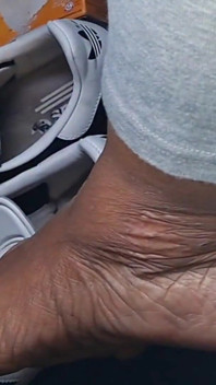 裸足の乗客の青いつま先の車内での足遊び