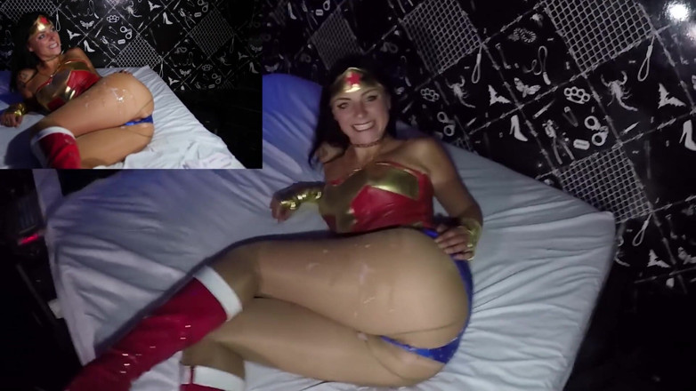 Nylon Xtreme: Natacha Guapa เป็น Wonder Woman ถูกจับเป็นเชลยในบ้านเซ็กซ์