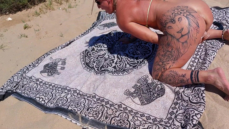 Danaxmuscles: Una buena perra follada en la playa