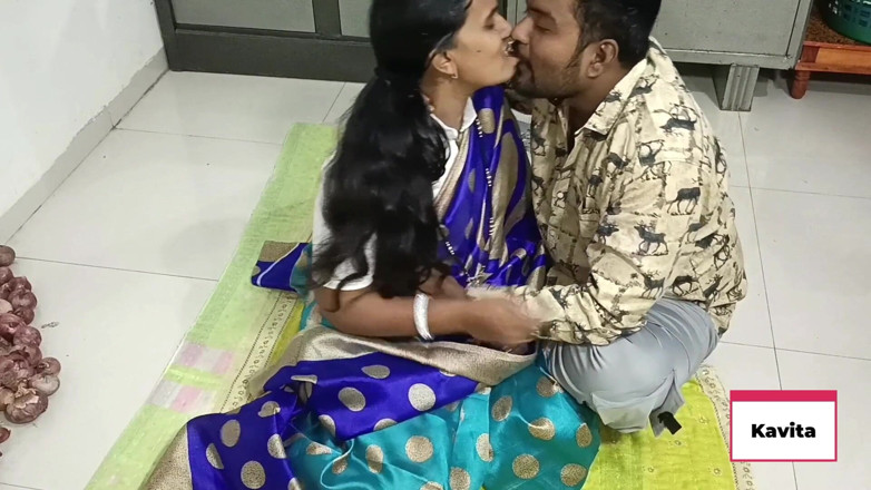 Kavita _zawazawi: Indiana fode real caseiro com Tatya em saree, lambendo bunda,...