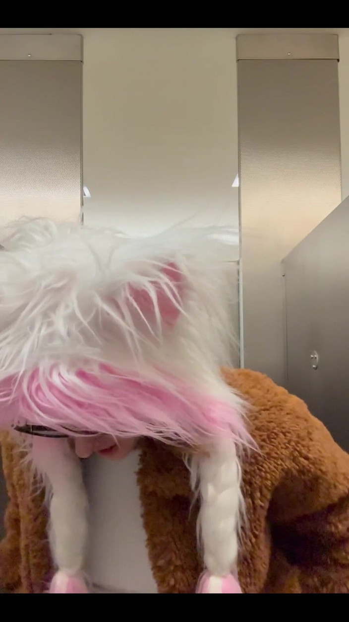 Suzy Wylde: Na letišti se chystáme na další anální trénink