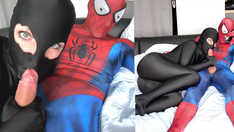 Nylon Xtreme: Natacha guapa in vollem schwarzen zentai lycra-blowjob