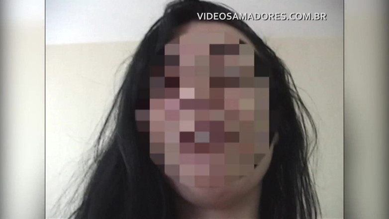Amateurs videos: Naughty brunette records video for boyfriend sticking glass penis in...