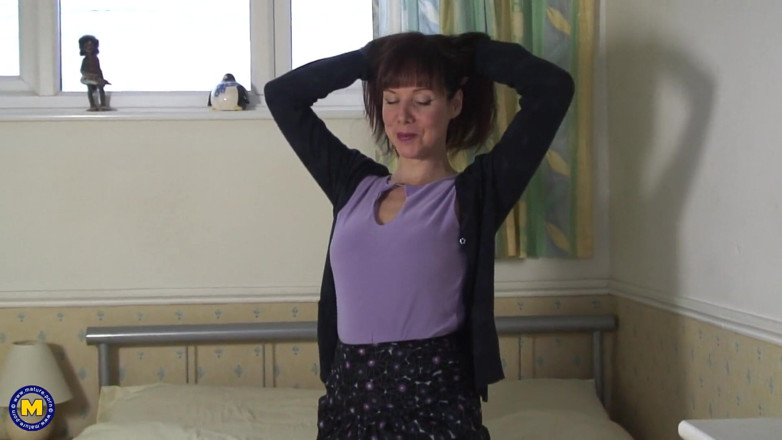Mature Solo NL: Зріла брюнетка насолоджується тертям і пестощами пальцями своєї мокрої піхви