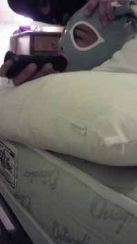 오지는 은빛 발 뒤꿈치에 묶인 Laura, 15분 목구멍 따먹고 보지 따먹기