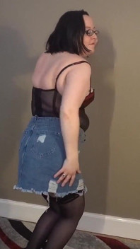 Striptease in Jeansrock, baskische strümpfe und absätze