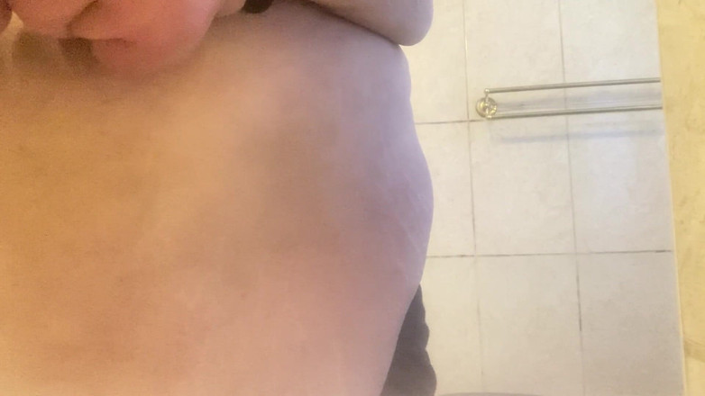 Chubbytits16: Jugando con mi
