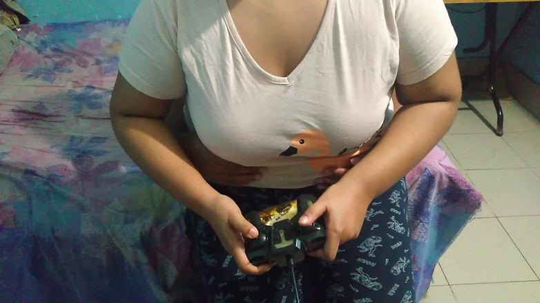 Aria Mia: Sexy teen nevlastní sestra má sex s hraním her