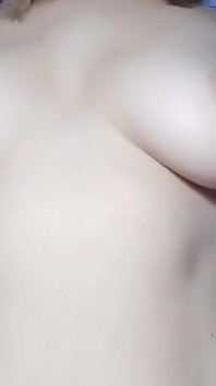 Vollbusige MILf masturbiert ihre rosa nippel und dicke titten - dicke titten solo - Fantastische solo-masturbation