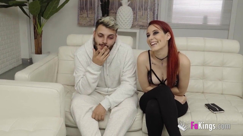 FAKings: Ela deixa sua esposa sendo fodida, um cara muito corno
