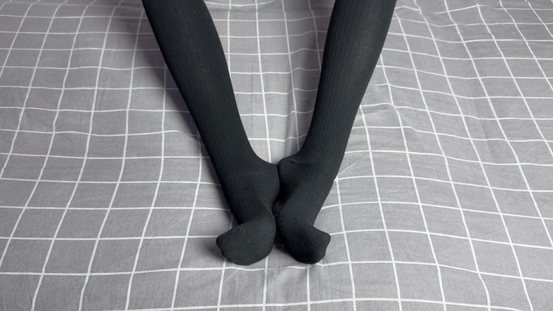 Gloria Gimson: Jste tu jen ty a paní v dlouhých černých ponožkách