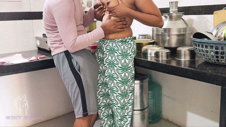 Sexy Komal: Komal no estaba cocinando comida, pero le pateó el culo...