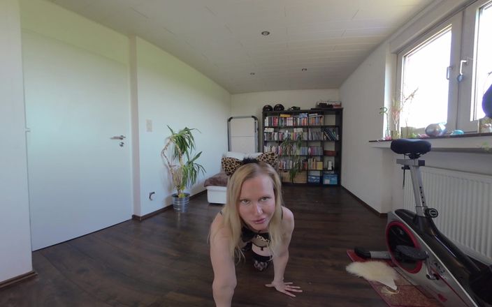 BlondeHexe VR: Kočičí žena mluví sprostě