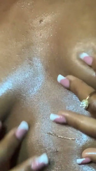 Hete zwarte schoonheid die haar rondingen sensuele glamourshoot omvat