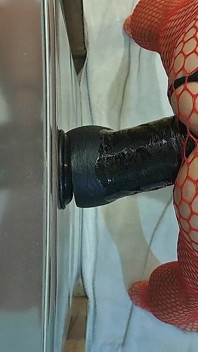 Een diepe en harde neukpartij met een grote dildo!